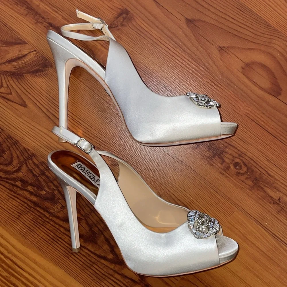 Badgley Mischka beautiful in excellent condition with box and dust bag. 8-1/2. - Picture 3 of 14